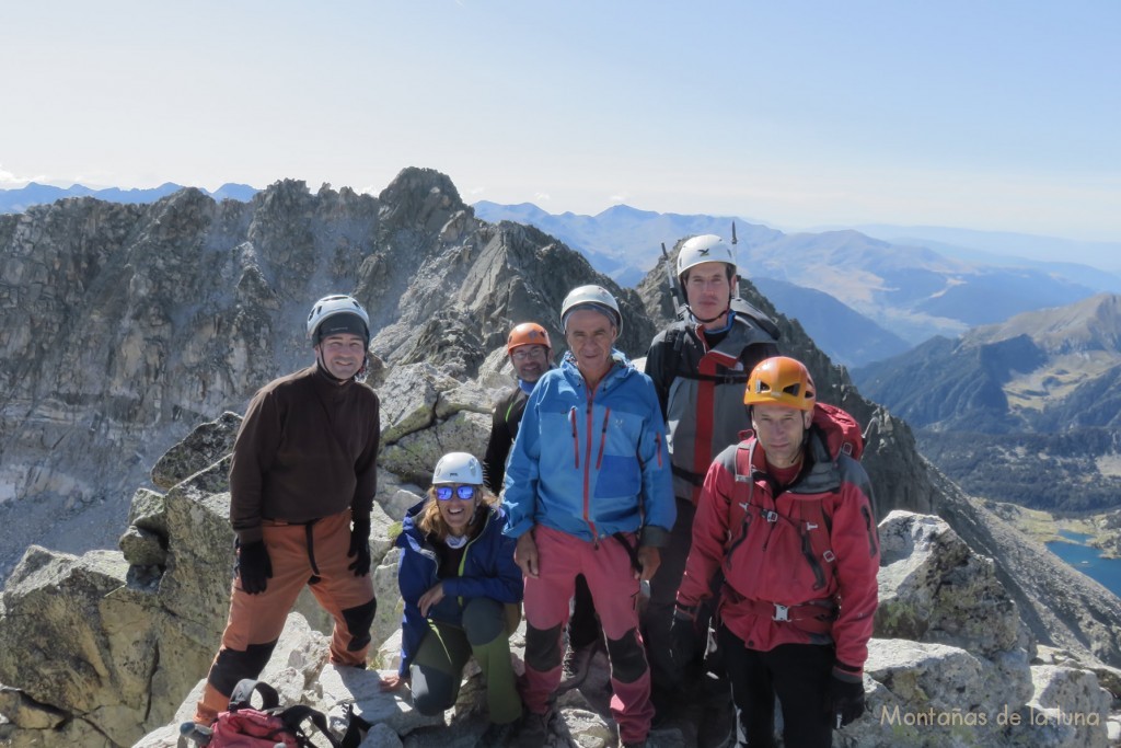 De izquierda a derecha: Joaquín, Eva, Josechu, José, Sergi y Antoni en la cima del Besiberri Sur, 3.024 mts.; al fondo el Comaloforno